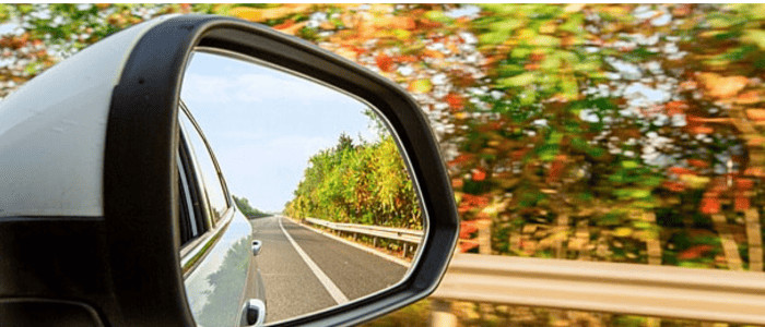 rétroviseur avec le reflet de la route